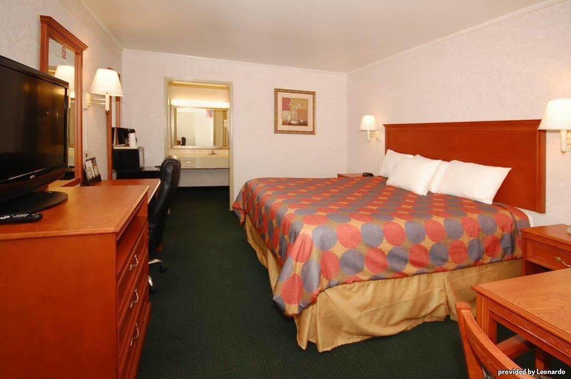 Super 8 By Wyndham Cave City Exterior photo
