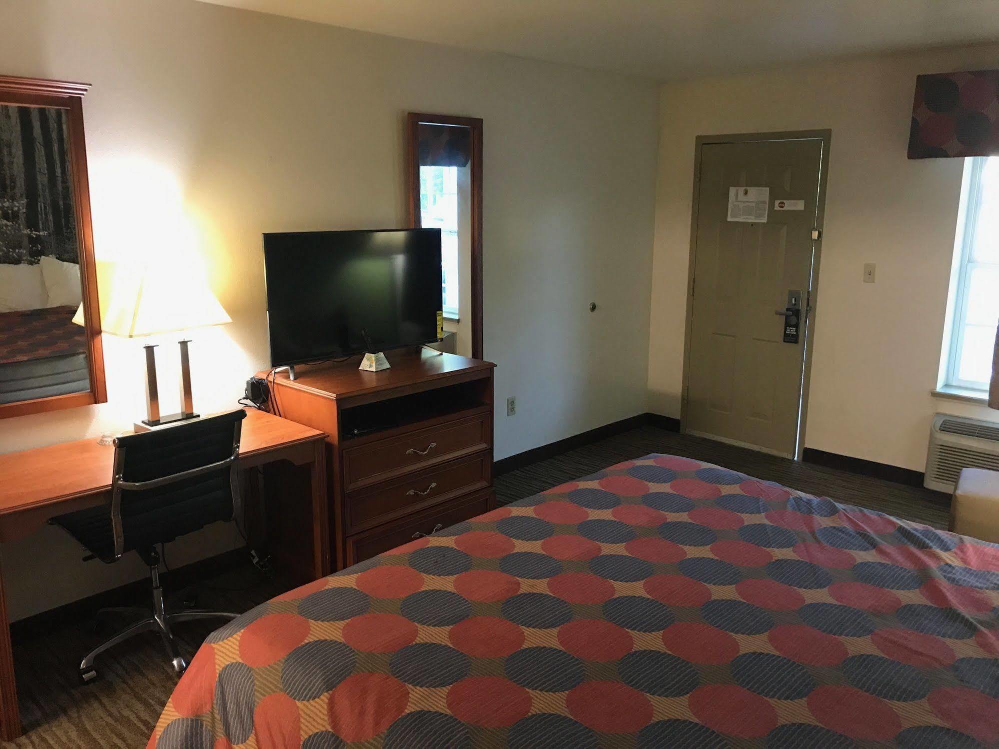 Super 8 By Wyndham Cave City Exterior photo