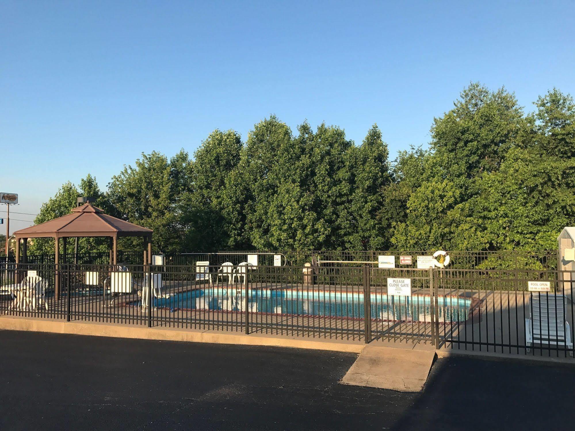 Super 8 By Wyndham Cave City Exterior photo