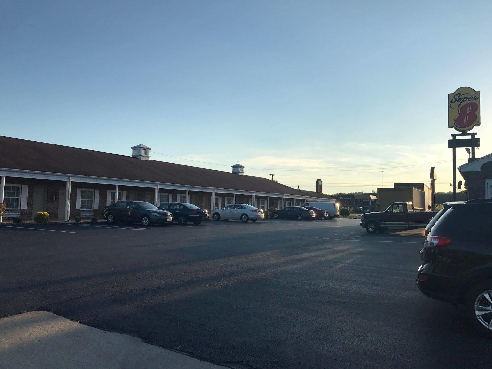 Super 8 By Wyndham Cave City Exterior photo