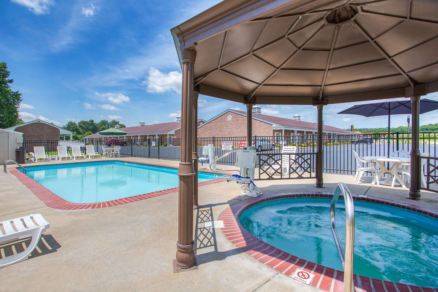 Super 8 By Wyndham Cave City Exterior photo